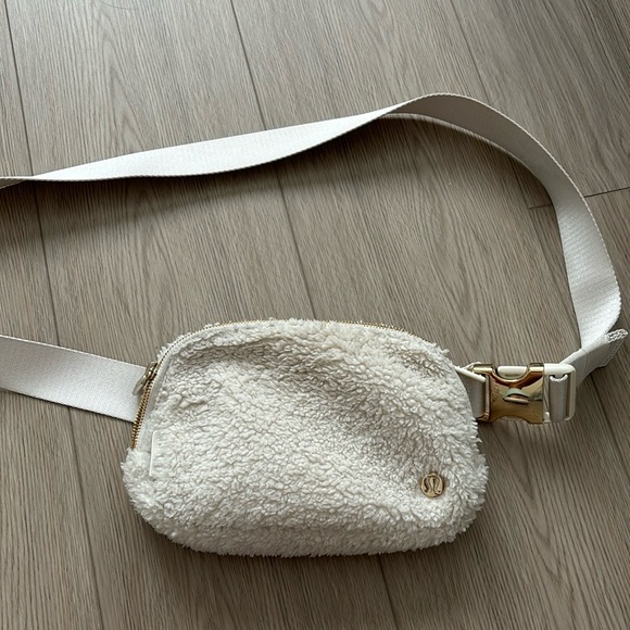 lululemon athletica Handbags - Lululemon everywhere belt bag 1L- white Sherpa